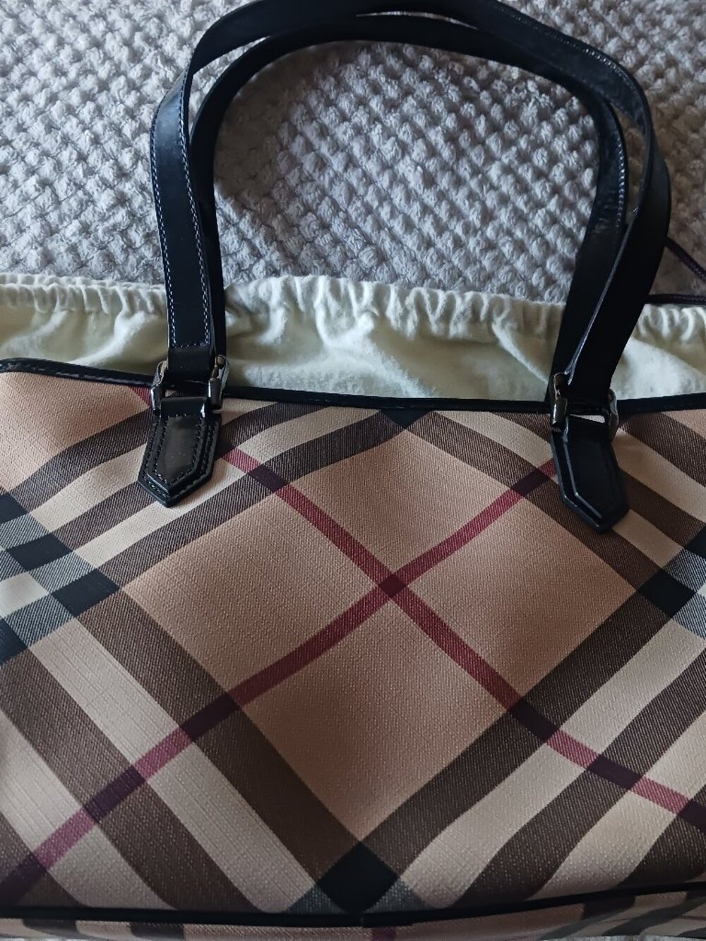 Burberry Bag. Medium size. Classic Check print. Leather. perfect size daily bag